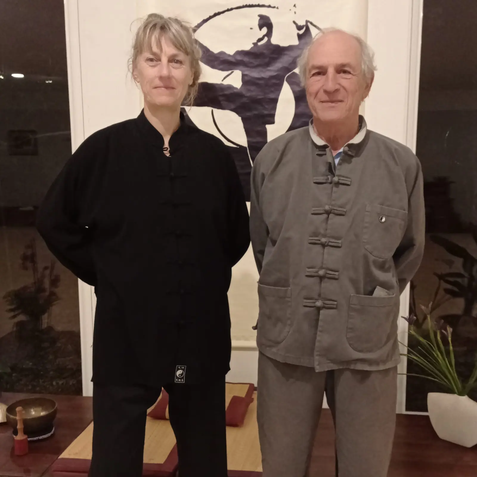 Catherine Mauguin et Maître Lou Yan, en tenue de Tai Chi
