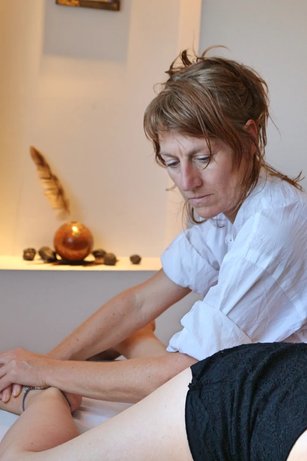 Catherine Mauguin pendant un soin