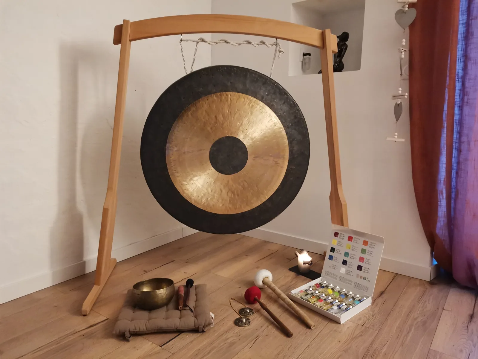 Le gong et les bols, posés dans la salle