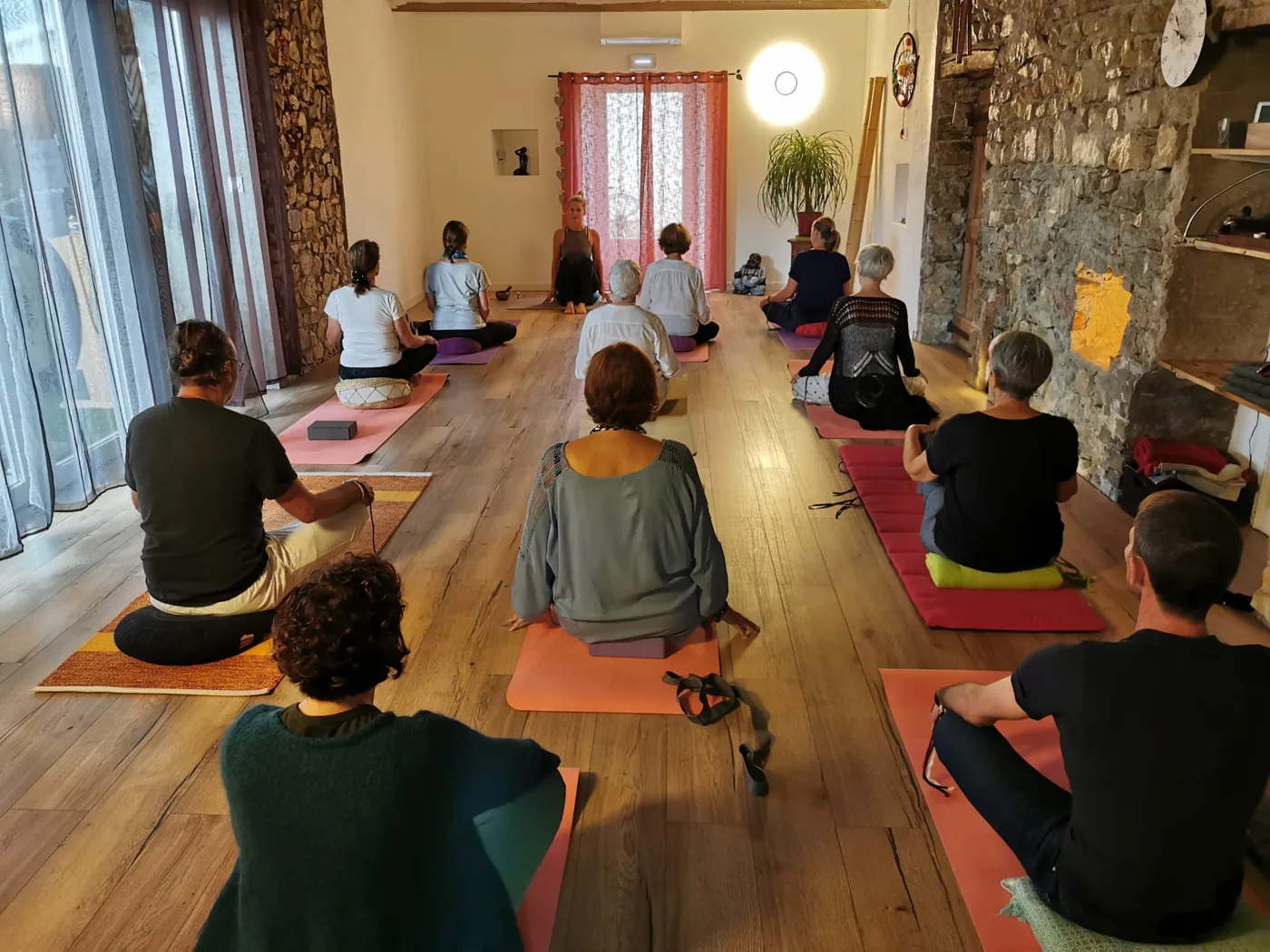 Méditation assise en groupe dans la salle