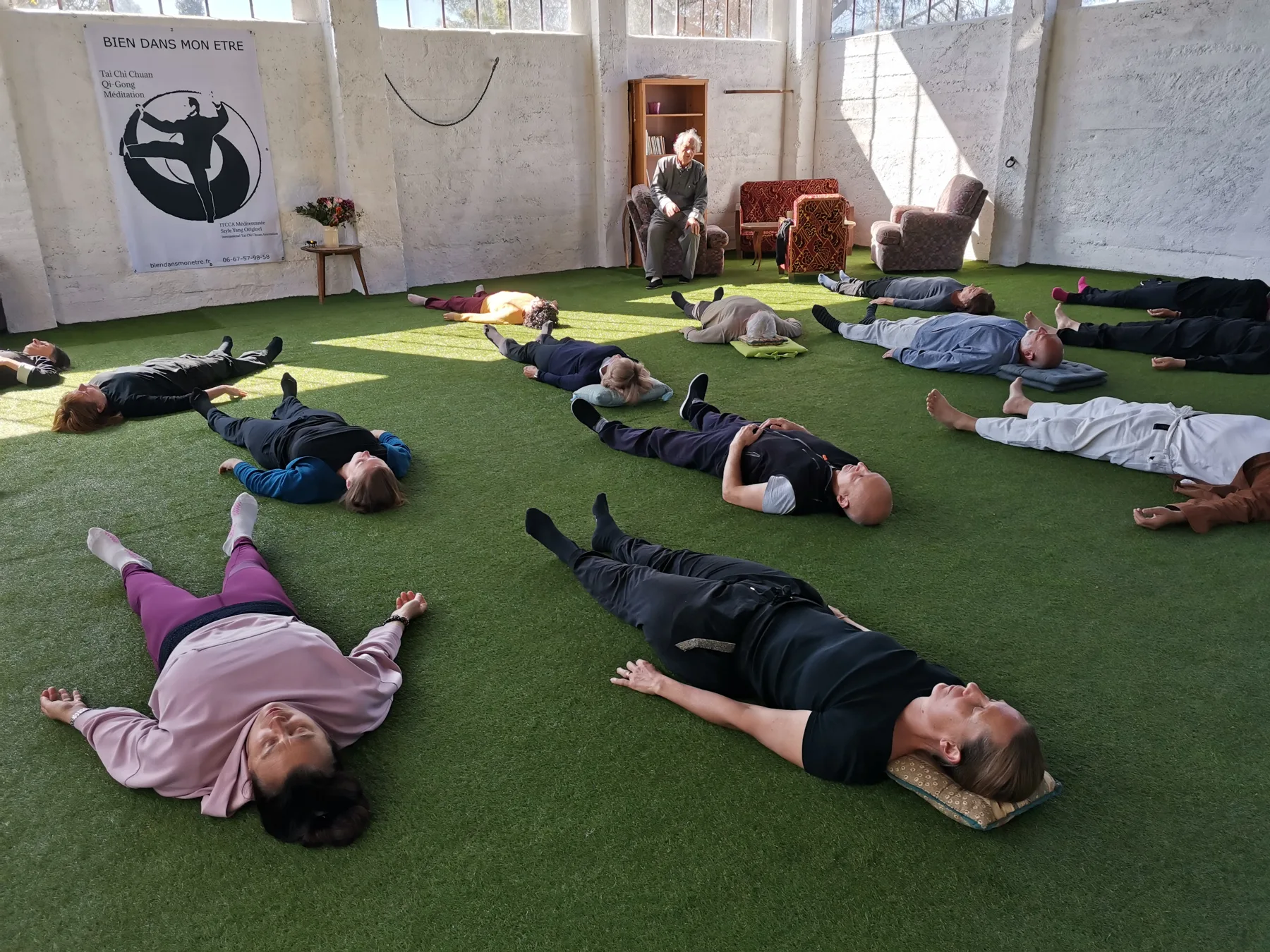 Pratique au sol pendant un cours de yoga, dans la salle de Vézénobres