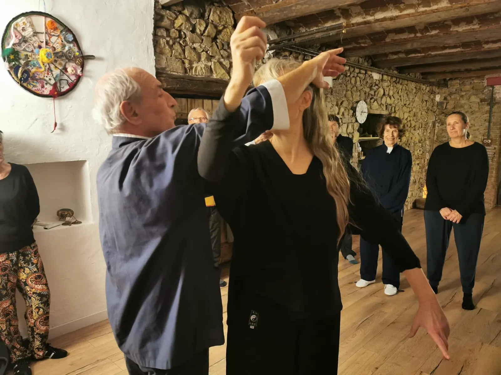 Catherine Mauguin et son maître de Tai Chi, en application d'un geste